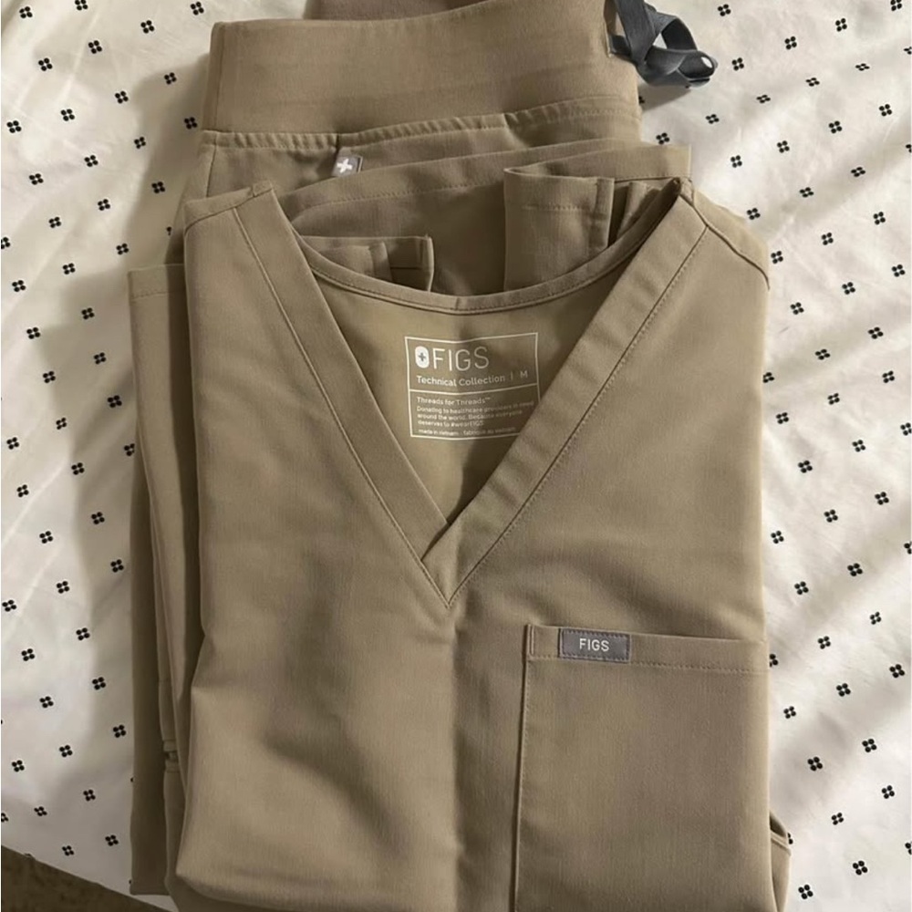 FIGS Women's Latte Zamora Jogger, Caterina Top